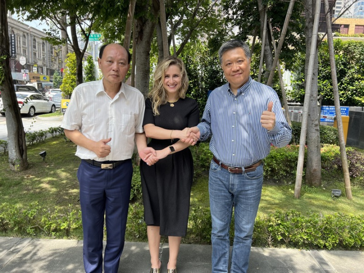 Uber台灣總經理楊麗達（Margarita Peker）（中）3日在台中市召開記者會，宣布攜手飛狗衛星車隊、永保車隊在台中市推出「優步小黃」。右為飛狗衛星車隊董事長陳寬宏，左為永保車隊董事長陳文錦。