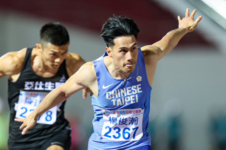 「台灣最速男」楊俊瀚（前）27日代表亞運培訓隊出 征2023台灣國際田徑公開賽，在男子100公尺決賽飆 出10秒18摘金。