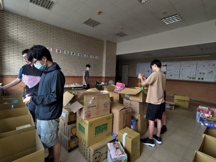 台灣玩具圖書館協會推動二手玩具資源流通，建立玩具循環共享系統，國立東華大學洄瀾共好USR申請成立花蓮玩具物流中心，近期收到近500公斤玩具，經過整理、分類後將提供給有需求的單位。（國立東華大學提供）