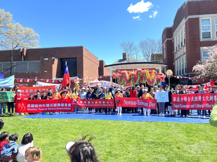 參加牛頓臺灣日遊行的社團合影