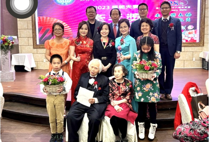 ​  表揚2023 年模範夫妻高齡94歲王裕輝與92歲林玉琴(前排坐者)結褵逾70年、牽手獎得主徐月秋與夫婿楊俊宏(第二排右及後排左二)、林桂珠與夫婿黃欽村(第二排右二及後排左一)。  ​