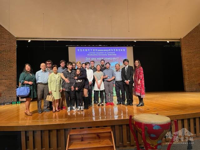 畢業生們、家人、林麗芳和蔡季穎合影