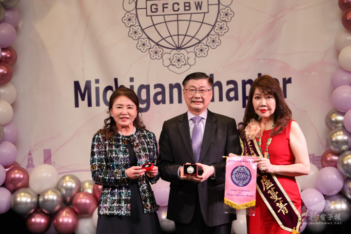 芝加哥辦事處組長洪中明(中)代表處長姜森出席，向創會會長盧蔓菁(右)及總會長莊住維(左)致賀