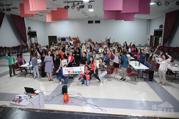 參加文化之旅的休士頓中文沉浸學校師生與主辦單位大合影