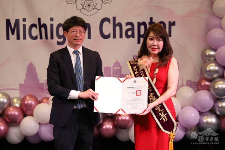 芝加哥文教中心蔡季穎(左)代表僑委會委員長徐佳青致贈當選賀函