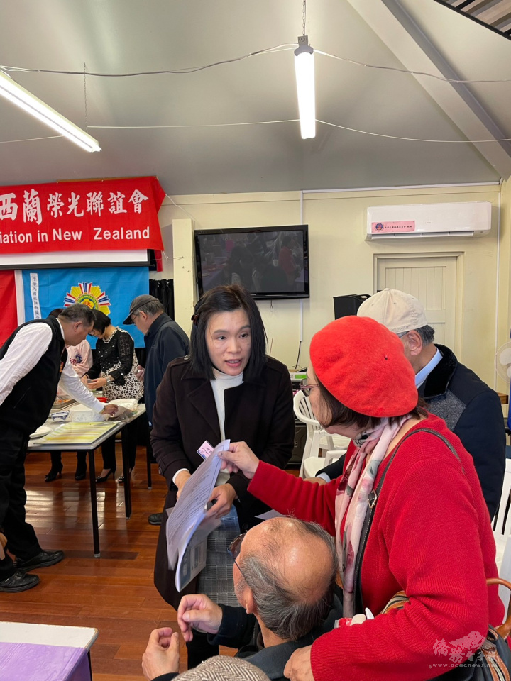 僑務組組長邱亞芬(中)宣傳i僑卡申請