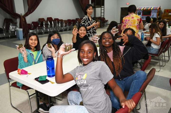 每位學生開心展示各自不同形狀的粽子