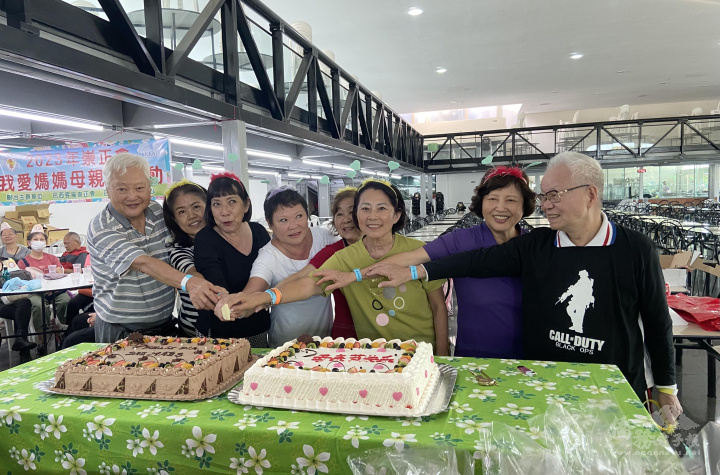 五月壽星共切生日大蛋糕