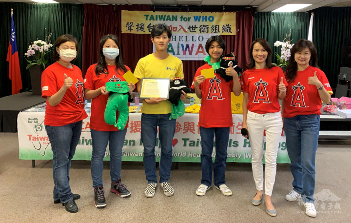 諮詢導師張珮鑾(右二)代表橙縣文教服務中心主任蕭蓓如，表揚在主流社區宣導臺灣文化有功的FASCA橙縣分會幹部(右三至五)于德翔、林凱文、杜貞儀