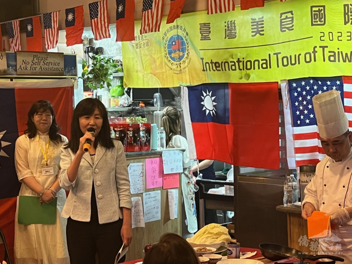 莊雅淑向在場嘉賓宣傳最新僑務服務，並表示僑委會及文教中心是海外僑胞的家