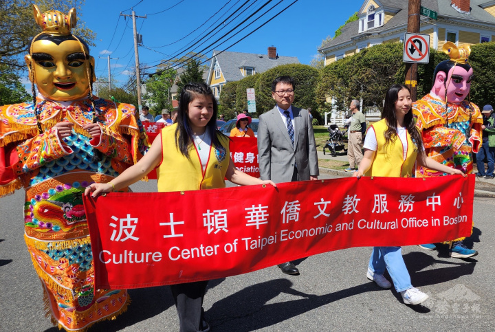 波士頓文教中心主任潘昭榮(中)和三太子一起遊行