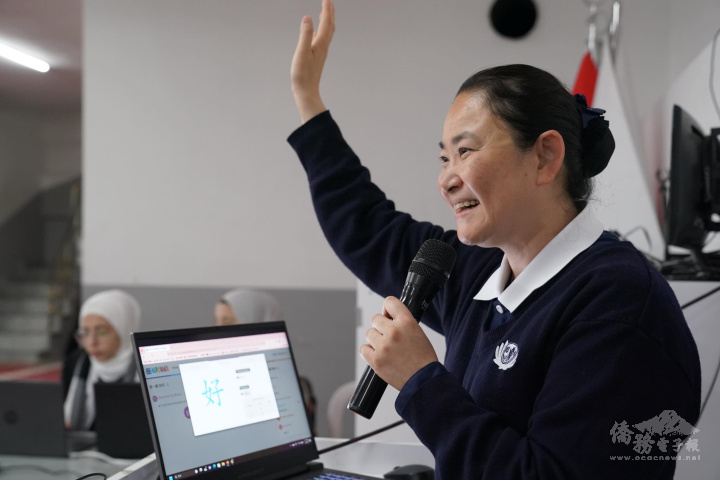 周如意向大家介紹如何使用課程內容，並鼓勵大家踴躍上台練習