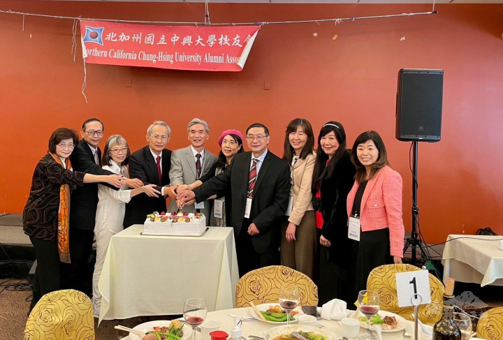 現場與會貴賓會一同切下慶祝年會的蛋糕