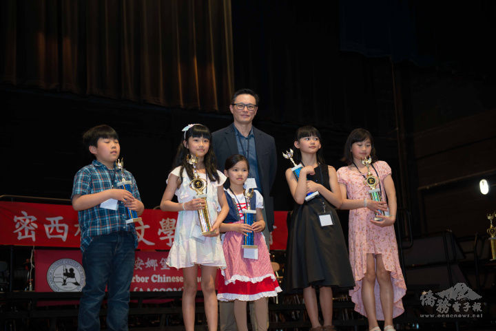 全美中文學校聯合總會副總會長林志嘉與第三組領獎同學合照