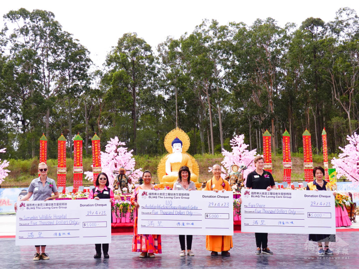 中天寺滿望法師、僑務諮詢委員盧淑媛與黃素珍上臺代表佛光山中天寺捐贈善款