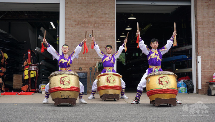 由中華文化藝術學會學員帶來的“鼓樂新聲”，為第20屆華府龍舟賽揭開帷幕。