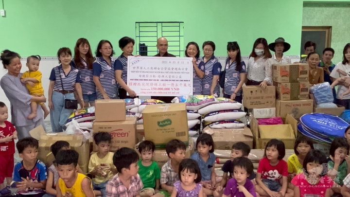 世界華人工商婦女企管協會越南分會捐贈物資發揮大愛做公益  
