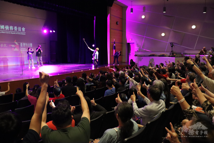 臺下臺上熱情合影，觀眾雙手比讚