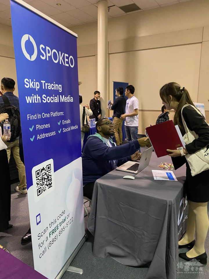 求職者現場遞交履歷給參展公司