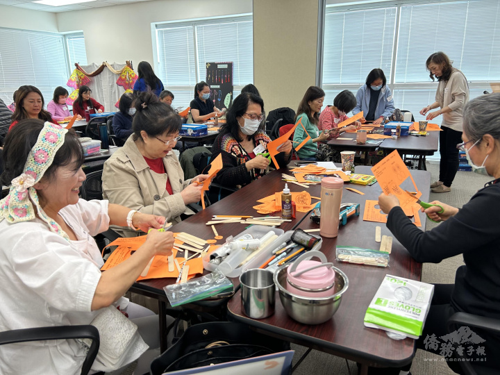 老師們實際動手製作手工教材
