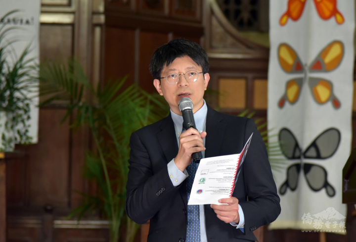 文教中心主任蔡季穎致詞，歡迎社區民眾到臺灣華語學習中心來學習中文