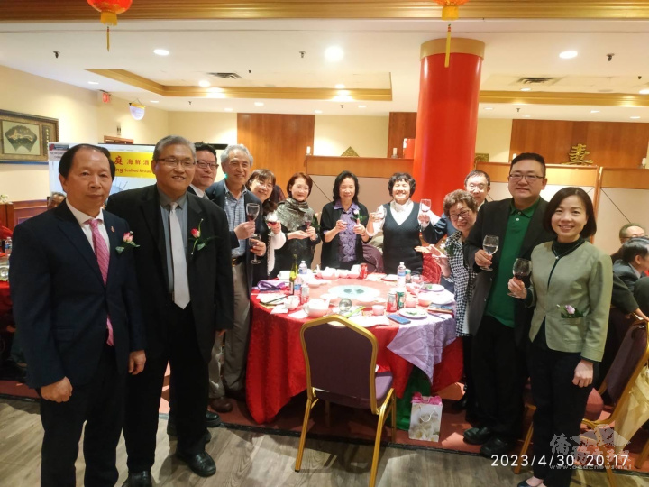 陳錦玲(右一)於涉趣園劇社91週年餐舞會席間與安省中華總會館成員合照