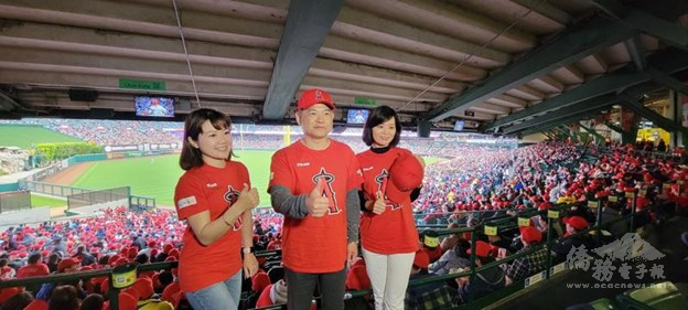 天使隊臺灣日1700名僑胞身著專屬紅衣High翻，駐洛杉磯辦事處紀處長紀欽耀（右二）及夫人黃慧如（右一）及橙僑中心主任蕭蓓如（左一）也出席活動支持。