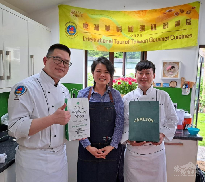 Evan Furlong, Director of TCML and Advisor of the OCAC,  presented gifts to express gratitude to the two chefs for their demonstration.