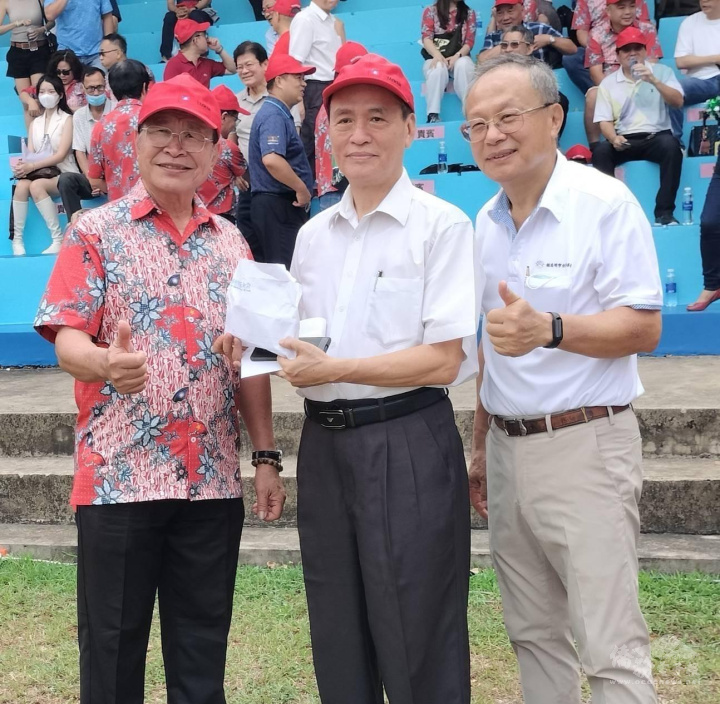 蘇建源(圖中)代表越南臺商奬學基金會捐贈臺校PU跑道啟用