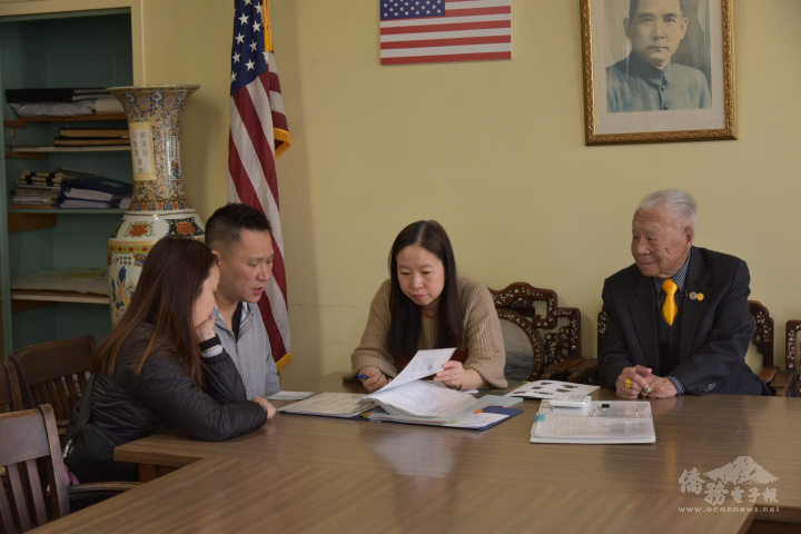 伍健生 (右) 與中華會館幹部開會
