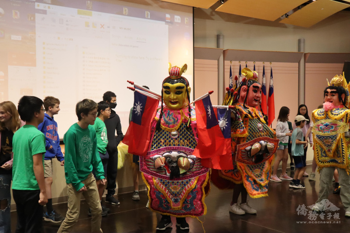參訪學員開心演練三太子