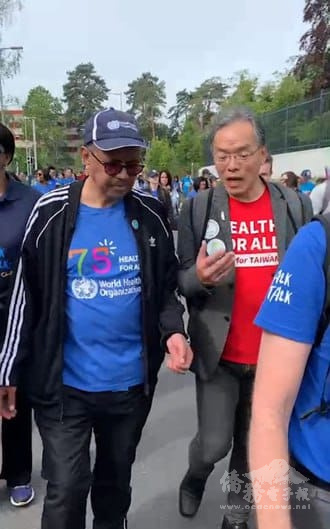 歐洲醫事聯盟會長王振烽博士(右)健走途中與譚德塞(左)表達臺灣應該參與世衛的心