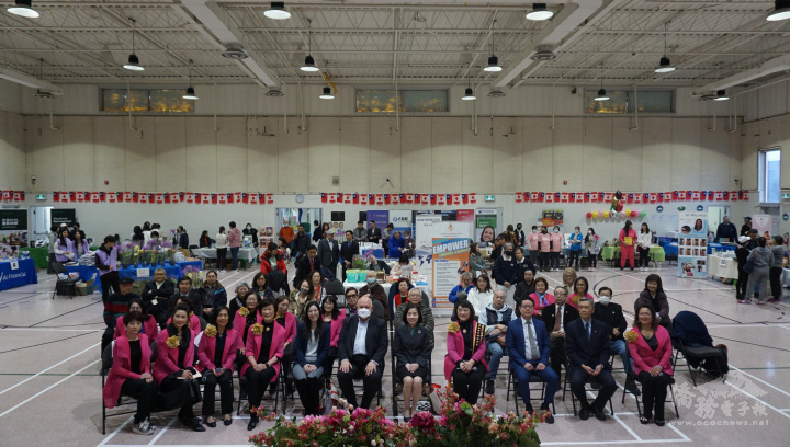 駐多倫多辦事處處長陳錦玲(第一排右五)、多倫多文教中心主任藍柏青(第一排右三)、副主任徐沛宸、萬錦市長Frank Scarpitti(第一排左六)與世華華東分會會長余琪玲(第一排右四)及理事團隊合照