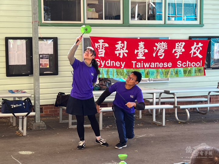 教練展示雙人扯鈴技巧