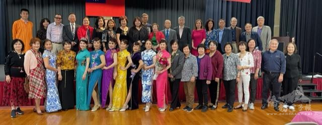 世界華人工商婦女企管協會大華府分會會長毛家怡與理事及貴賓合影