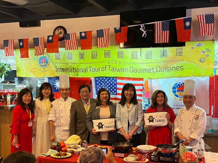 金山灣區文教中心主任(莊雅淑（中)專程前往拉斯維加斯，與內華達州前眾議員Shelley Berkley及州眾議員Susie Lee代表相見歡，並贈送臺灣能量包感謝對臺灣支持