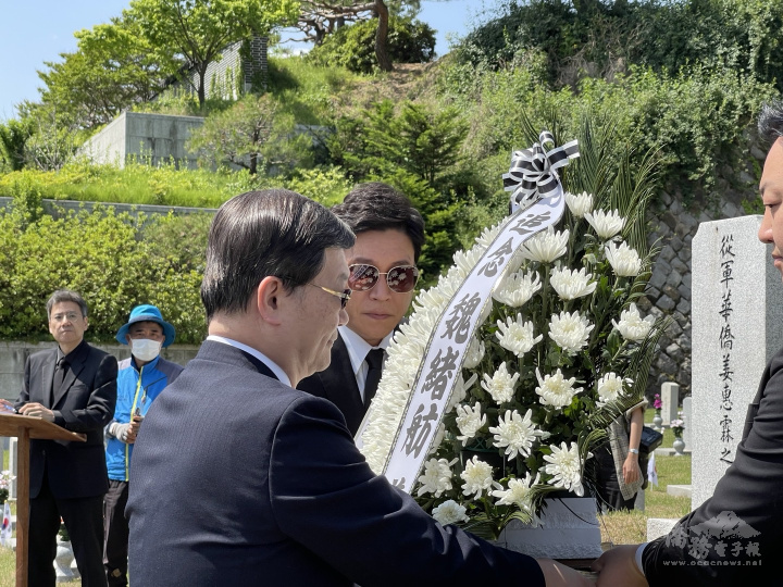 駐韓國代表處大使梁光中向韓戰華僑烈士致敬