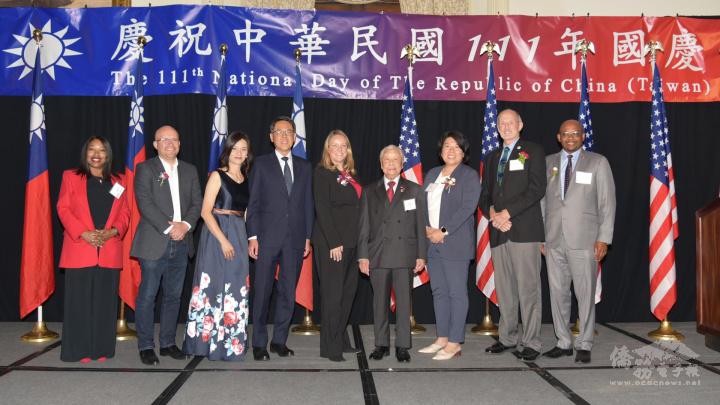 伍健生(右四)參加111年國慶酒會與貴賓合影