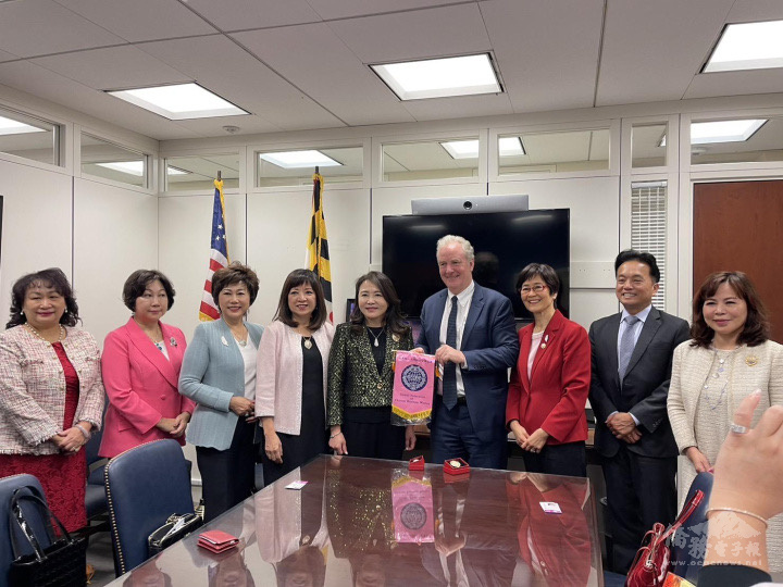 駐美代表處公使鄭榮俊(右二)、世華總會長莊佳維(左五) 、副總會長白越珠(右三) 拜會馬州參議員Chris Van Hoolen(左六)