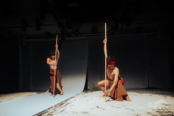 張子祥身兼導演、編舞家、舞者的張子祥與Miriam Markl 合作從傳統文化的宗教習俗出發 