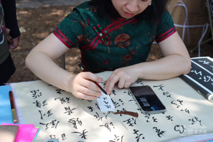 毛筆書寫中文名字贈送是最受歡迎的攤位