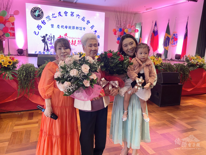 副會長陳寶玲（左一）四代曾孫女贈送花紅包給媽媽（左二）
