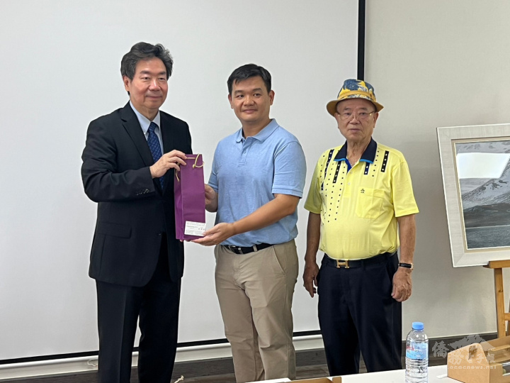 莊碩漢致贈紀念品予泰聯堆高機創辦人林冠亨副總經理及林永樺董事長