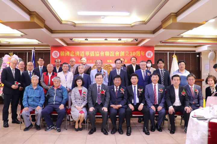 大使梁光中伉儷(一排左三及左四)與慶祝聯誼會30周年大會出席貴賓合影