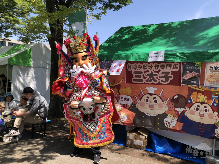 大家搶著拍合照的人氣偶像-三太子