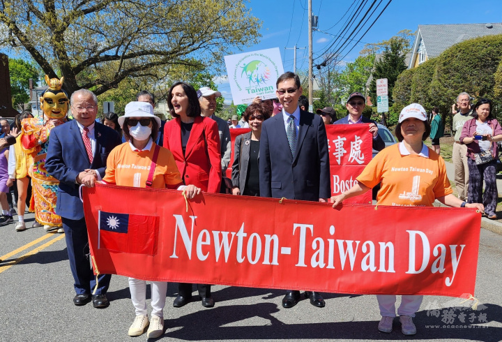 駐波士頓辦事處處長孫儉元 (中)和嘉賓，牛頓市市長Ruthanne Fuller，麻州眾議員黃子安帶隊遊行