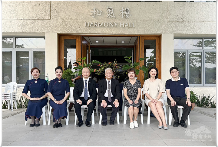 菲華文教中心主任王映陽一行與慈濟基金會菲律賓分會執行長楊國英及慈濟志工們合影