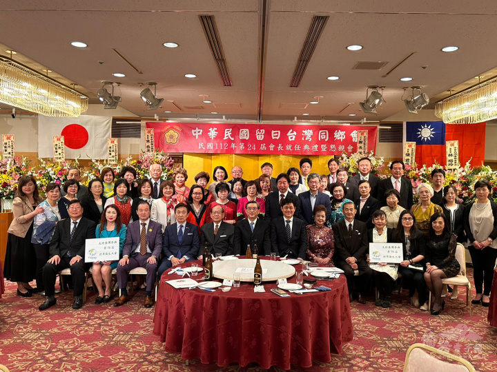 出席人員持支持臺灣參與第76屆WHA標語牌合影