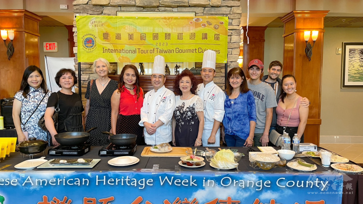參加美食講座的富樂頓華語文學習中心學員與名廚講師合影