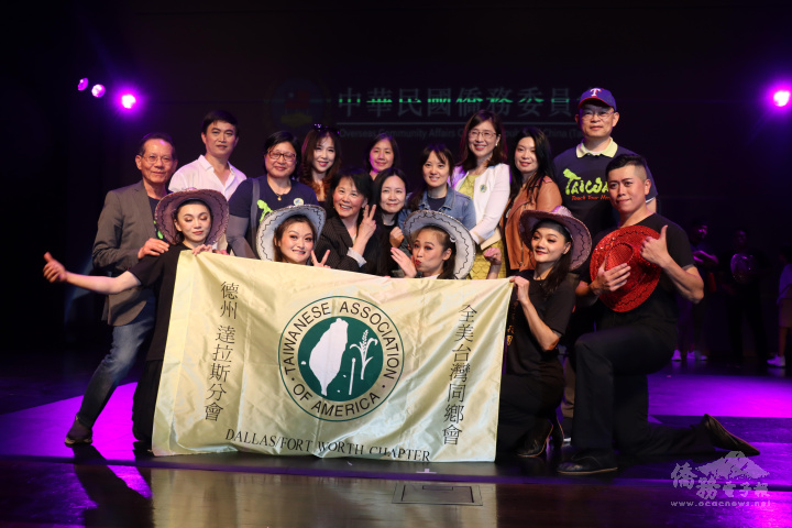 特技團與王盈蓉及臺灣同鄉會合影